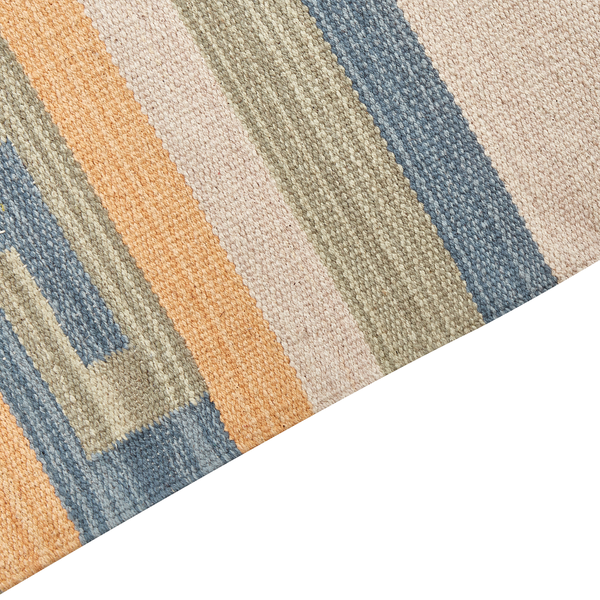 Wohnzimmer mit Teppich, Sofa und Schrank