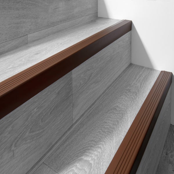 Treppe mit Treppenkantenprofil