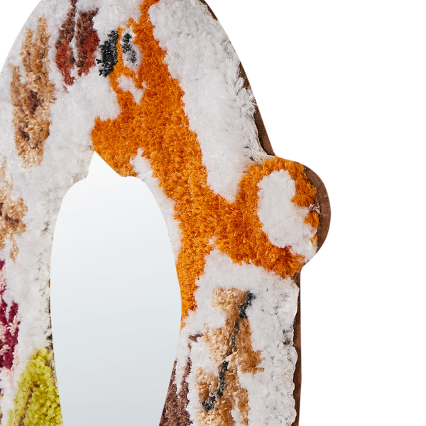 Dekorativer Spiegel mit getuftetem Rahmen