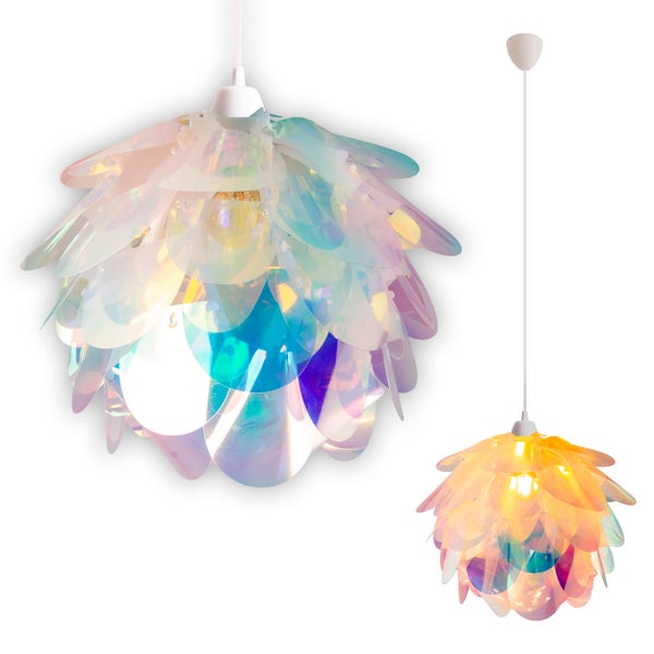 Zwei dekorative Pendelleuchten mit schimmernden, blütenblattartigen Elementen