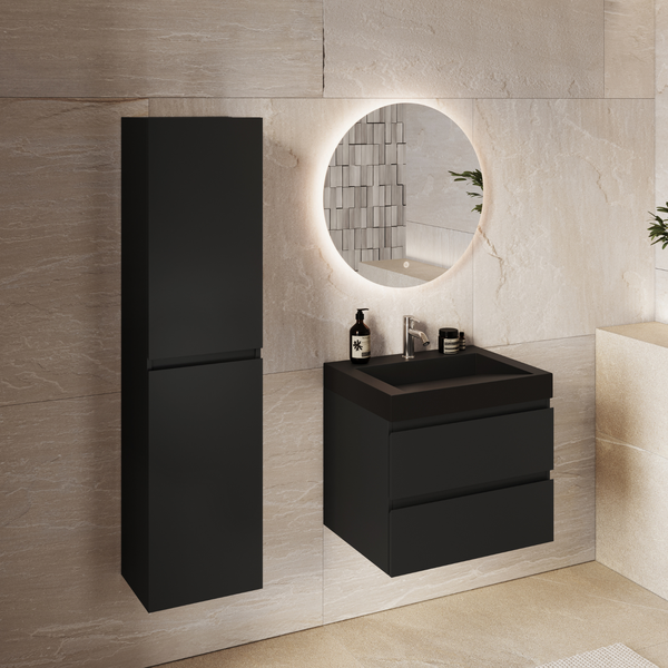 Modernes Badezimmer mit Unterschrank, Waschbecken und Hochschrank in Schwarz vor einer hellen Wand mit rundem beleuchtetem Spiegel.