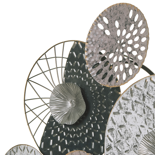 Dekorative Wandkunst mit metallenen Kreisen und filigranen Mustern