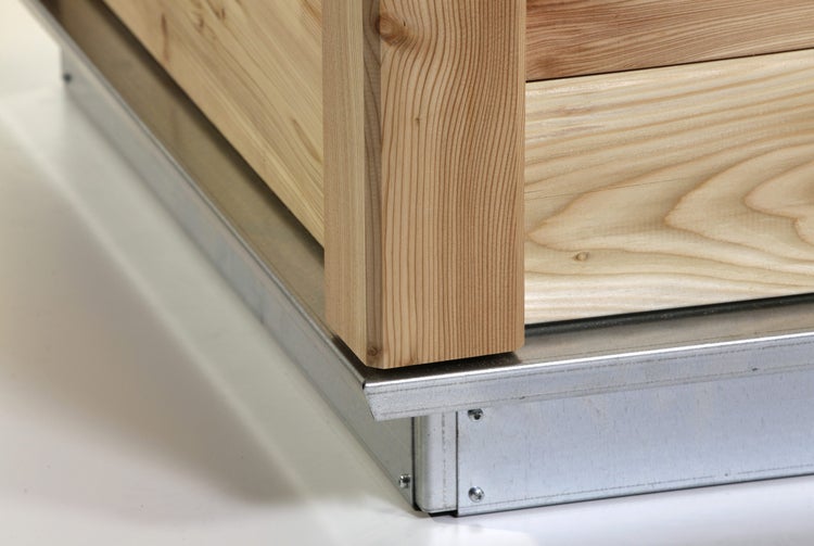Detailansicht einer Ecke eines Hochbeets aus Holz mit einem Sockel aus verzinktem Stahl.