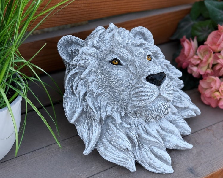 Dekorativer Löwenkopf aus Kunststein als Wandrelief für den Garten