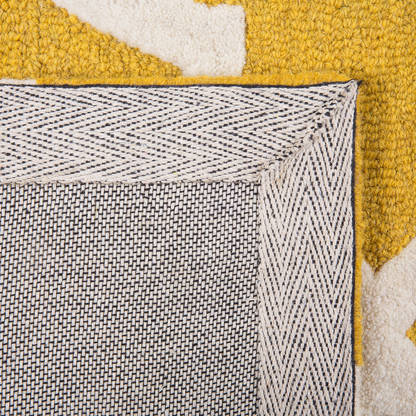 Detailansicht eines Teppichs mit geometrischem Muster und gewebter Unterseite