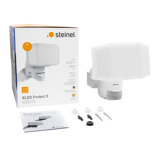 Steinel LED-Strahler XLED Protect S in Weiß mit Infrarot-Sensor, inklusive Befestigungsmaterial, Kurzanleitung und Originalverpackung.