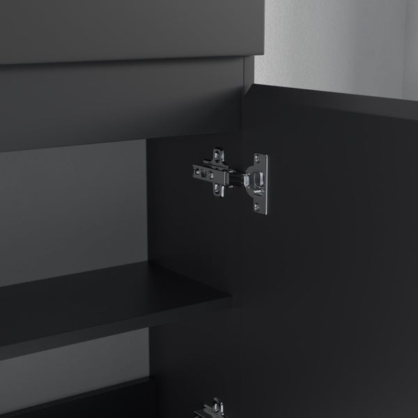 Detailansicht eines Metall Scharniers an einem Badezimmerschrank mit geöffneter Schranktür.