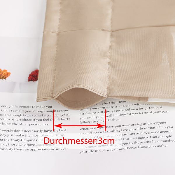Detailaufnahme eines beigen Vorhangs mit einem Durchmesser von 3 cm.