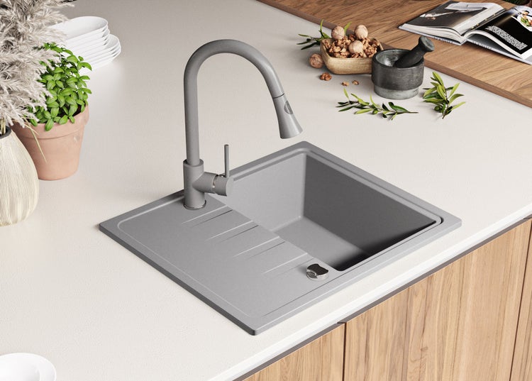 Spüle mit Armatur auf einer Küchentheke