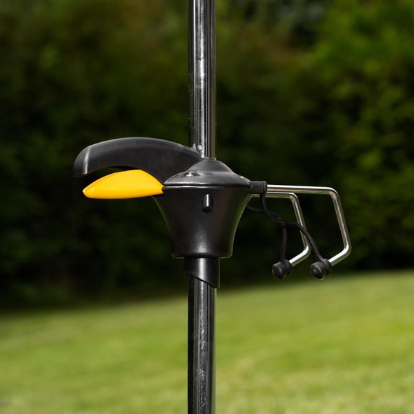 Detailaufnahme eines Wäschespinnenfußes mit Einstellmechanismus