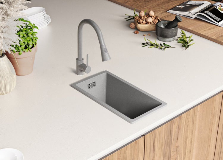 Küchenspüle mit Armatur auf Arbeitsplatte