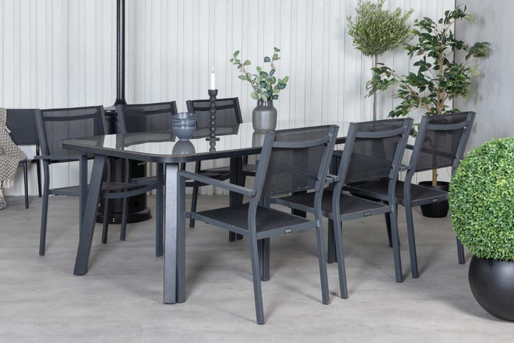 Gartentisch mit Glasplatte und sechs Stühlen im Außenbereich