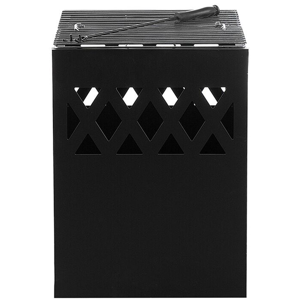 Schwarze Feuerstelle aus Metall mit Rautenmuster, Grillrost und Schürhaken.