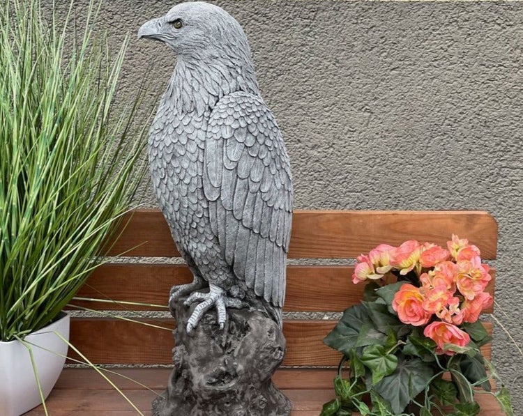 Gartenfigur Adler aus Steinguss, auf einem Felsen sitzend, detailreiche Steinfigur für den Außenbereich.