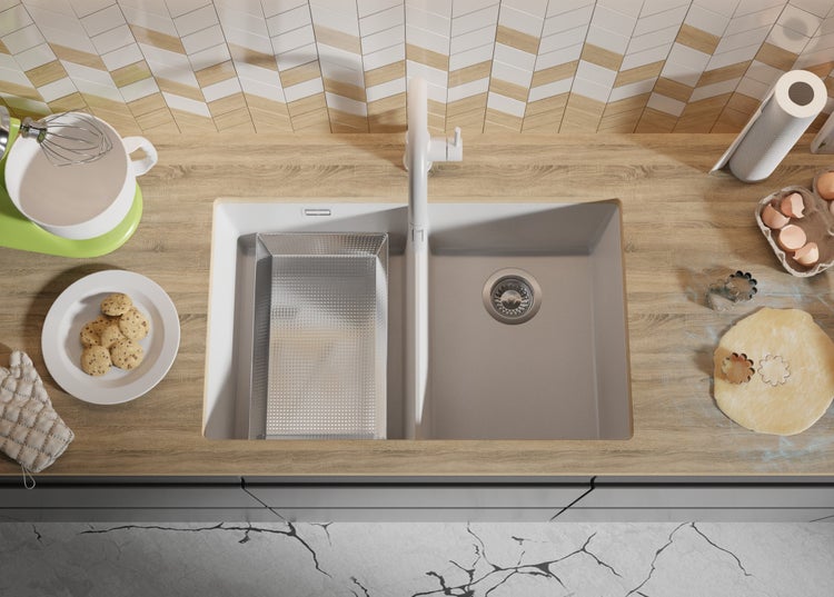 Küchenspüle mit Spülbecken, Abtropffläche und Küchenutensilien auf einer Arbeitsplatte.