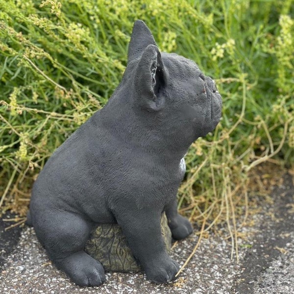 Dekorative Gartenfigur in Form einer sitzenden Französischen Bulldogge aus wetterfestem Material zur Gartendekoration.