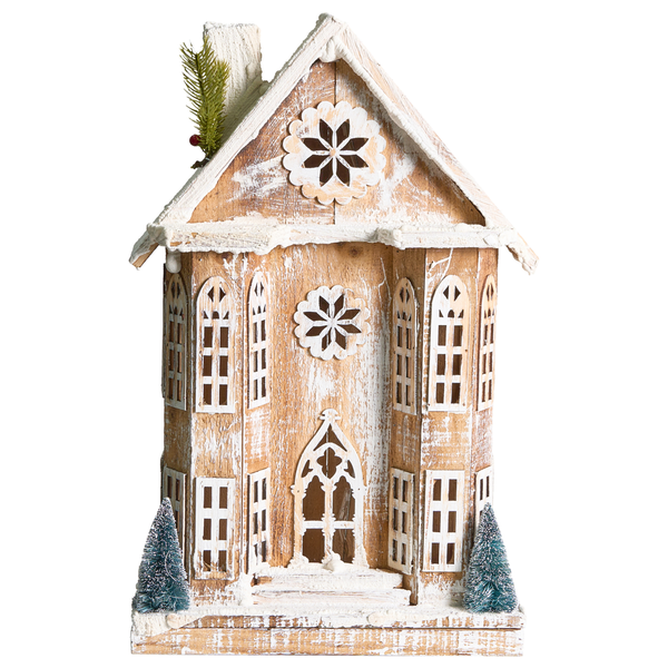 Dekoratives Holzhaus mit Fenstern und zwei kleinen Bäumen