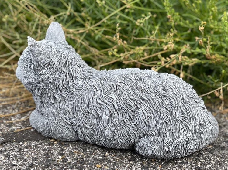 Dekorative Gartenfigur in Form einer liegenden Katze aus wetterfestem Material für die Außengestaltung