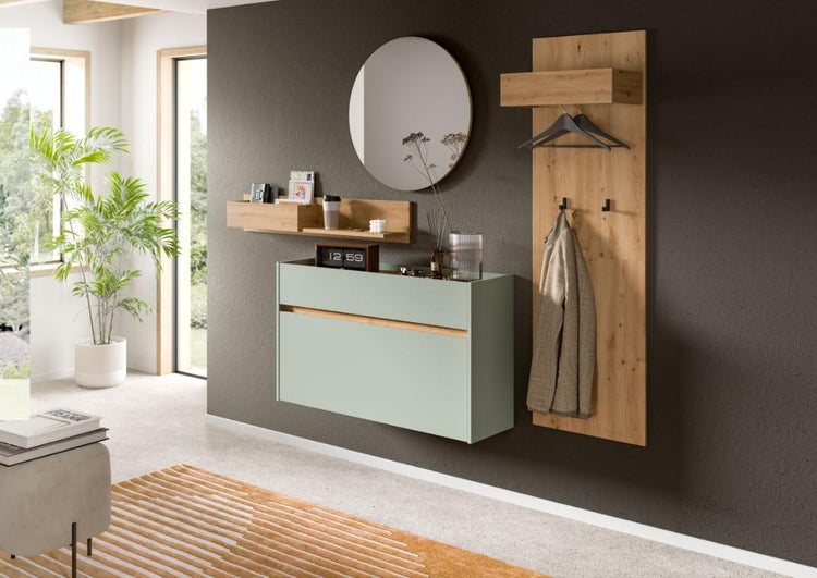 Flur mit Garderobe, Spiegel, Regal und Schuhschrank in hellem Holzdekor