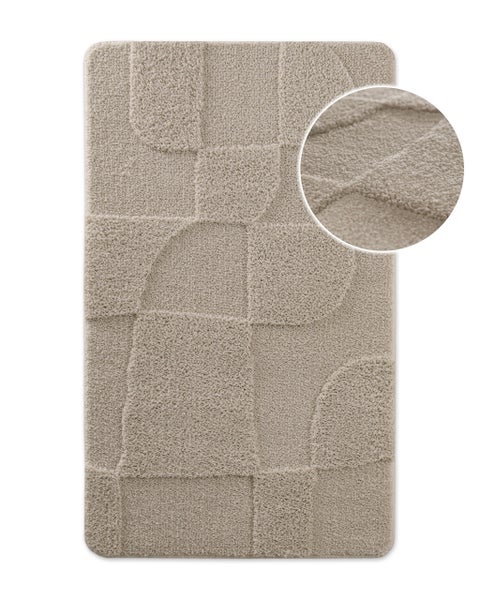 Ein grüner Frosch mit Krone auf einem Teppichboden mit einem Herzsymbol und dem Text 100 Prozent Polyester.