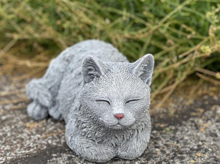 Dekorative Gartenfigur Katze aus Stein in liegender Position für den Außenbereich
