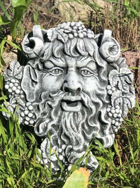 Steinfigur Pan Kopf als Wanddekoration aus witterungsbeständigem Steinguss mit Weinlaub und Trauben Motiven für den Garten.
