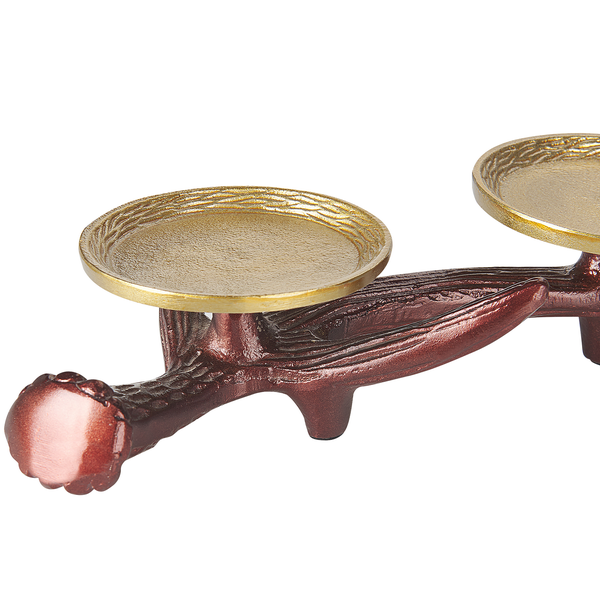 Dekorative Waage mit zwei goldenen Schalen auf einem Geweih-förmigen Sockel.