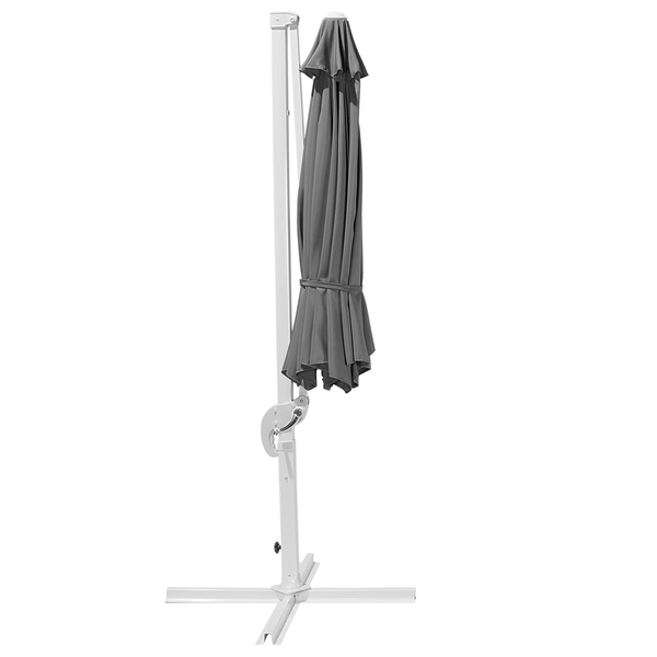 Geschlossener Ampelschirm mit weißem Gestell und grauem Bezug, inklusive Kurbel und Plattenständer.