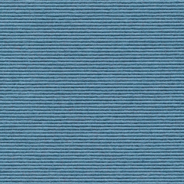 Blauer Nadelfilz-Teppichboden mit feiner Rippenstruktur.