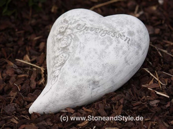 Grabschmuck in Herzform aus Stein mit eingraviertem Schriftzug Unvergessen