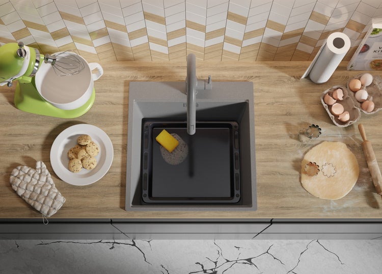 Küchenszene mit Spüle, Teig, Backutensilien und Mixer