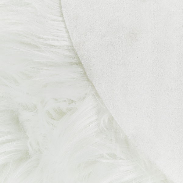 Nahaufnahme eines Teppichs mit langen Fasern und einer glatten Stoffoberfläche.