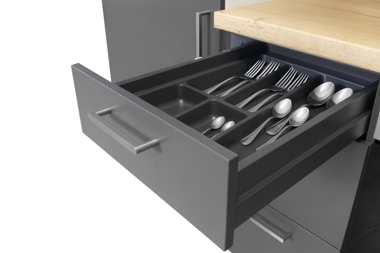 Ausgeöffnete Schublade mit Besteckeinsatz in einer Küche