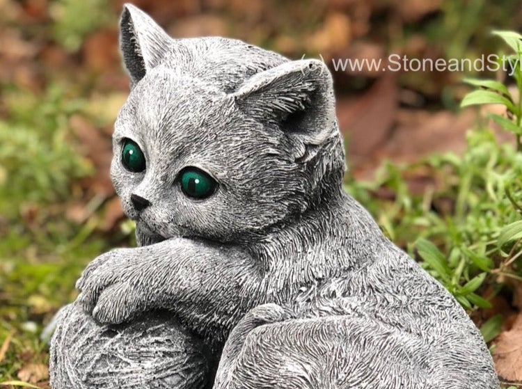 Steinfigur Katzenjunges mit Wollknäuel für den Garten