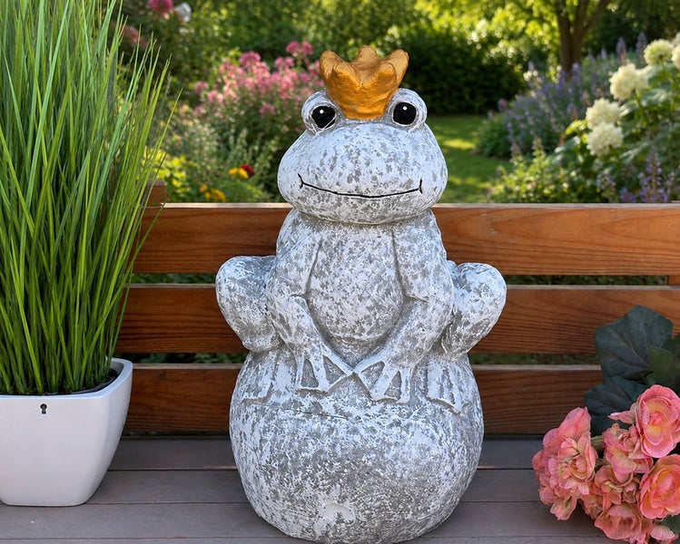 Froschkönig Gartenfigur als Dekoration für den Außenbereich