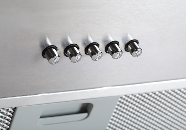 Nahaufnahme einer Dunstabzugshaube mit Bedienknöpfen von null bis drei sowie Lichtsymbol