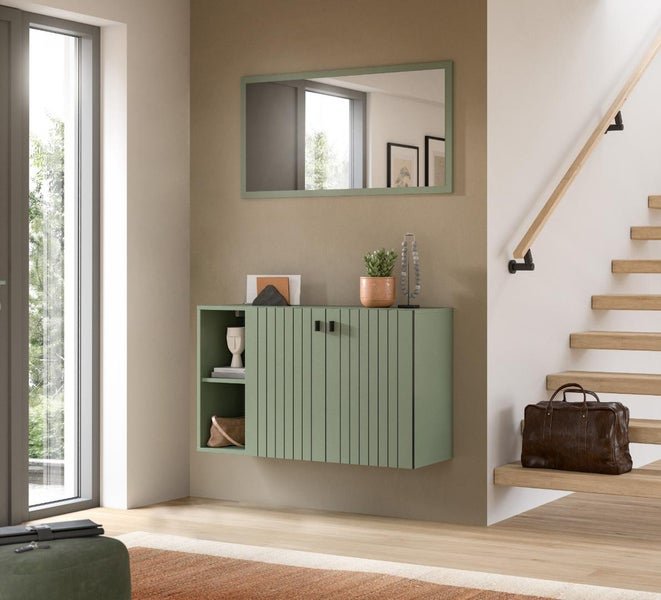 Fluransicht mit Spiegel, Hängeschrank und Treppe in einem hellen und modernen Design.