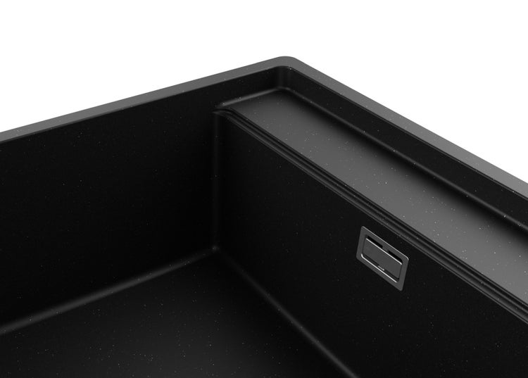 Detailansicht einer schwarzen Küchenspüle