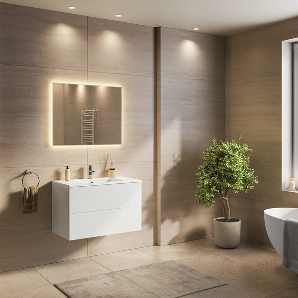 Modernes Badezimmer mit hängendem Waschtisch, beleuchtetem Spiegel, großformatigen Fliesen und einer Pflanze im Topf.