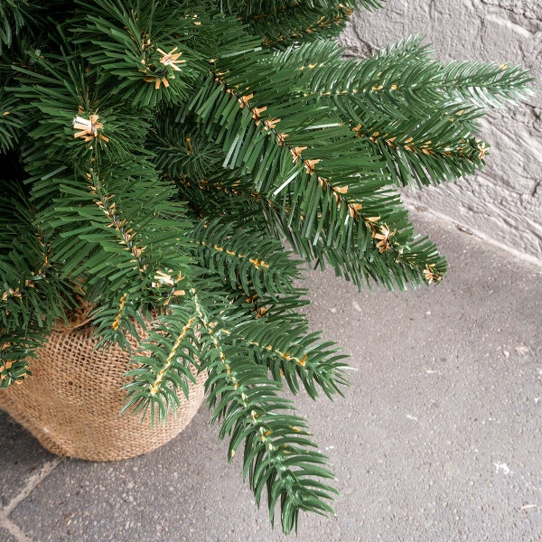 Nahaufnahme eines künstlichen Weihnachtsbaums im Jutesack