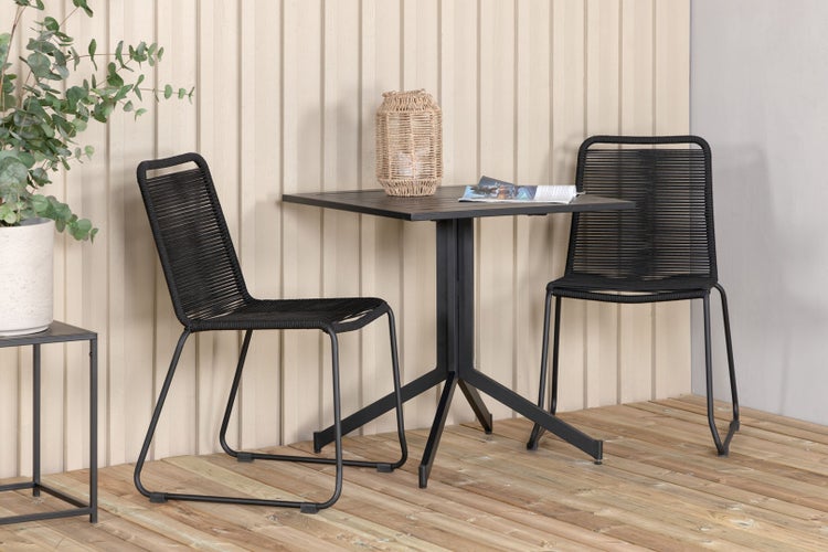 Gartensitzgruppe mit Tisch und zwei Stühlen auf einer Holzterrasse