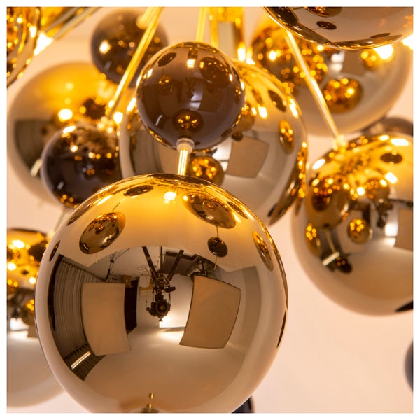 Detailansicht einer Hängeleuchte mit kugelförmigen Lampenschirmen