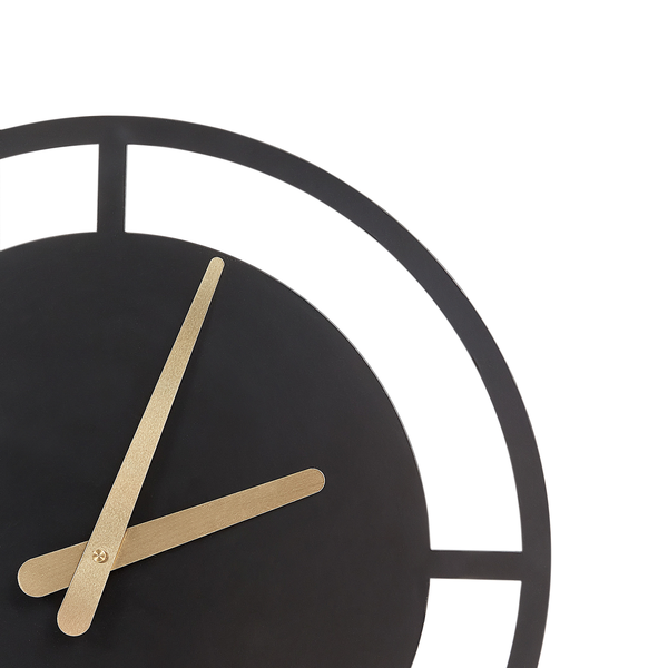 Detailansicht einer Wanduhr mit goldenen Zeigern und schwarzem Zifferblatt