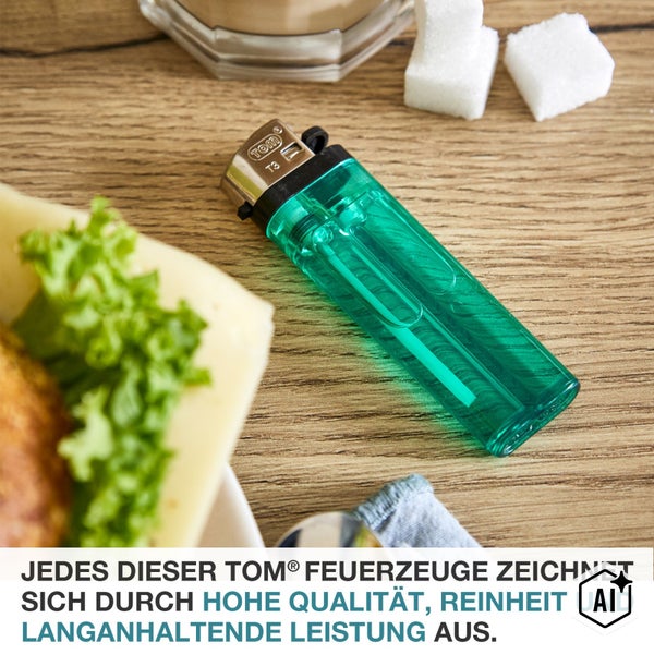 Ein transparentes Tom Feuerzeug auf einem Holztisch neben einem Frühstücksteller mit Käse und Zuckerwürfeln.