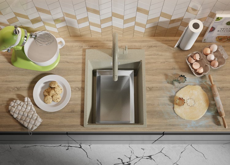 Küchenszene mit Spüle, Teig, Ausstechern, Mixer und Zutaten auf einer Arbeitsplatte