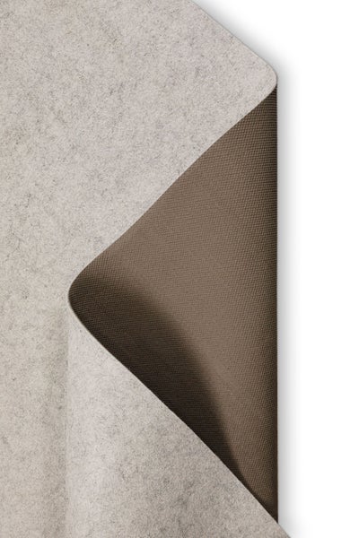 Nahaufnahme eines hellgrauen Nadelfilz-Bodenbelags mit brauner, strukturierter Antirutsch-Rückseite, umgeklappt dargestellt.