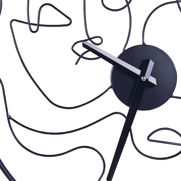 Dekoratives Wohnzimmer mit gemustertem Teppich, Sessel und Beistelltischen.