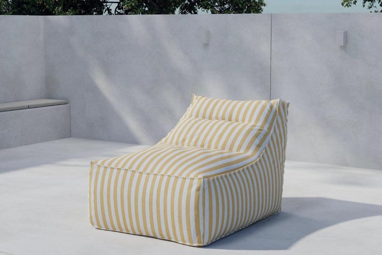 Gestreifter Sitzsack für den Außenbereich