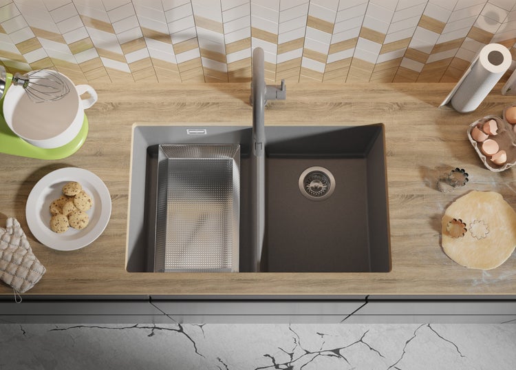 Küchenspüle mit Abtropfschale, Armatur und Küchendekoration von oben