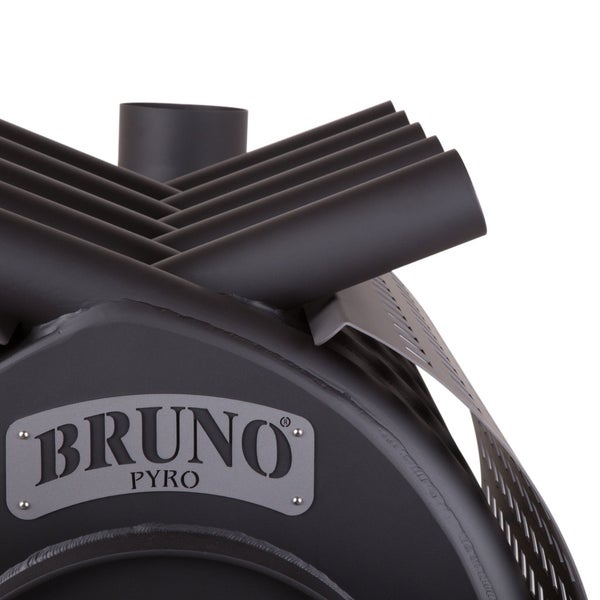 Detailansicht eines Bruno Pyro Ofens mit Rohren und Firmenlogo.